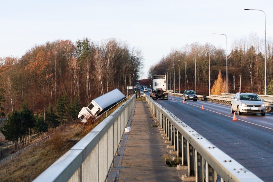 Kauną paralyžiavo avarijos: eismas stovi, kai kurie į darbus eina pėsčiom