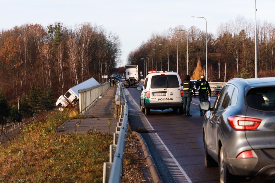 Kauną paralyžiavo avarijos: eismas stovi, kai kurie į darbus eina pėsčiom