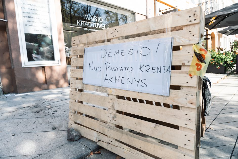 Mugėje saugokite galvas! Nuo pastato krenta stambūs akmenys