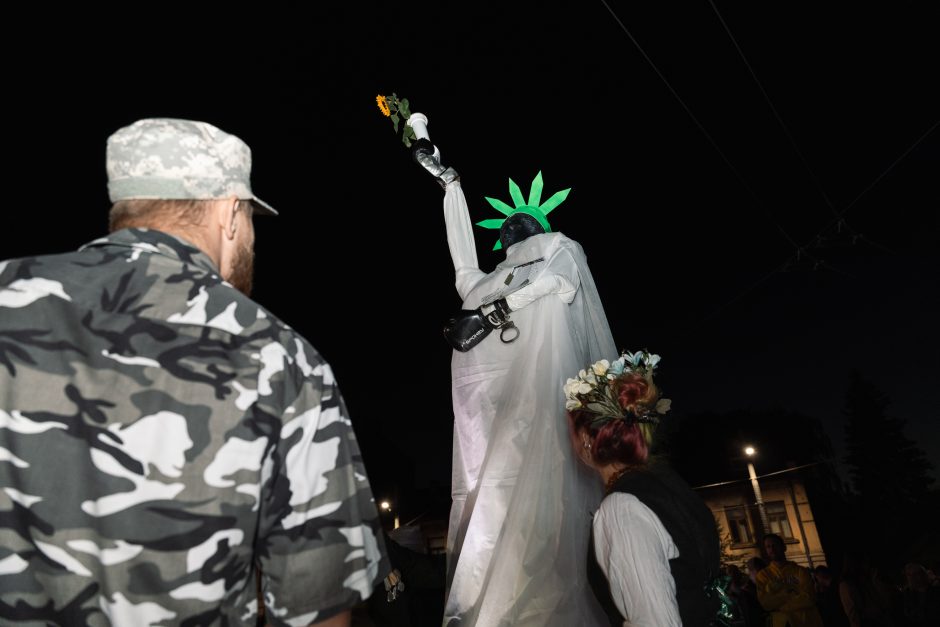 Į Parodos kalną kopė šimtai kūrybingų personažų: „Fluxus“ vėl skleidė geras emocijas