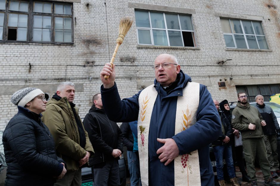 Iš Kauno į Ukrainą išlydėtas paramos konvojus