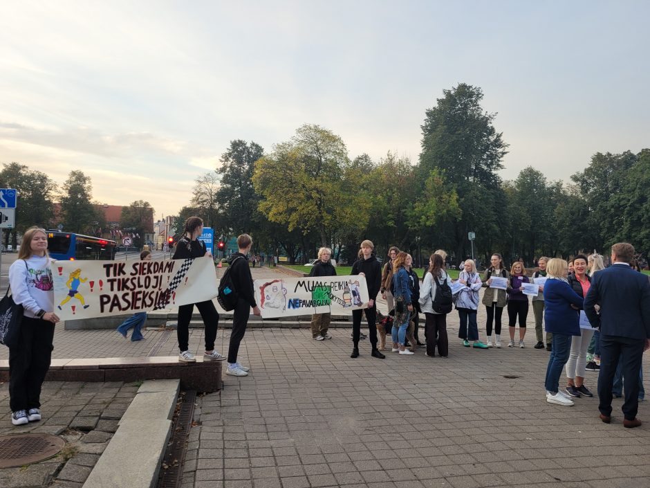 Klaipėdoje – gausus pedagogų streikas