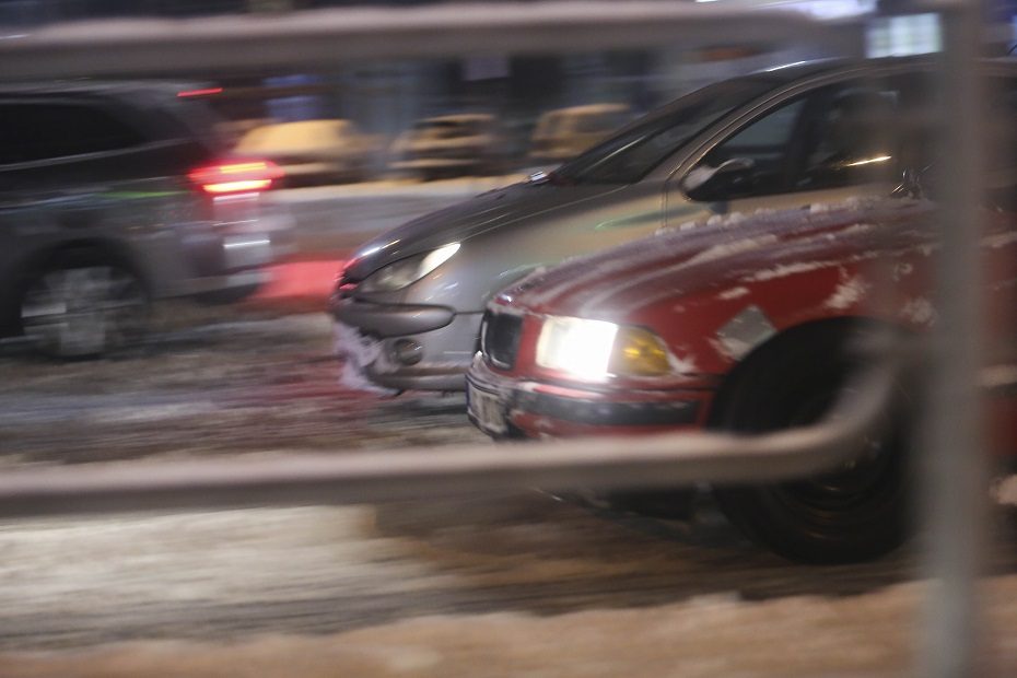 Kelininkai: eismo sąlygas naktį sunkins gūsingas vėjas ir plikledis