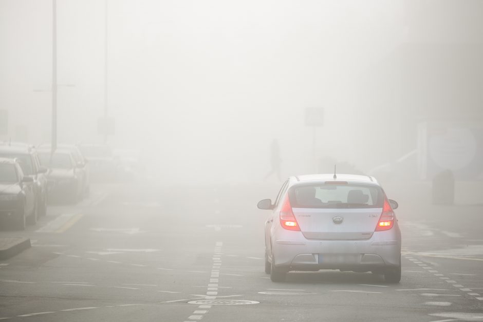 Vakarų Lietuvoje eismo sąlygas sunkina rūkas