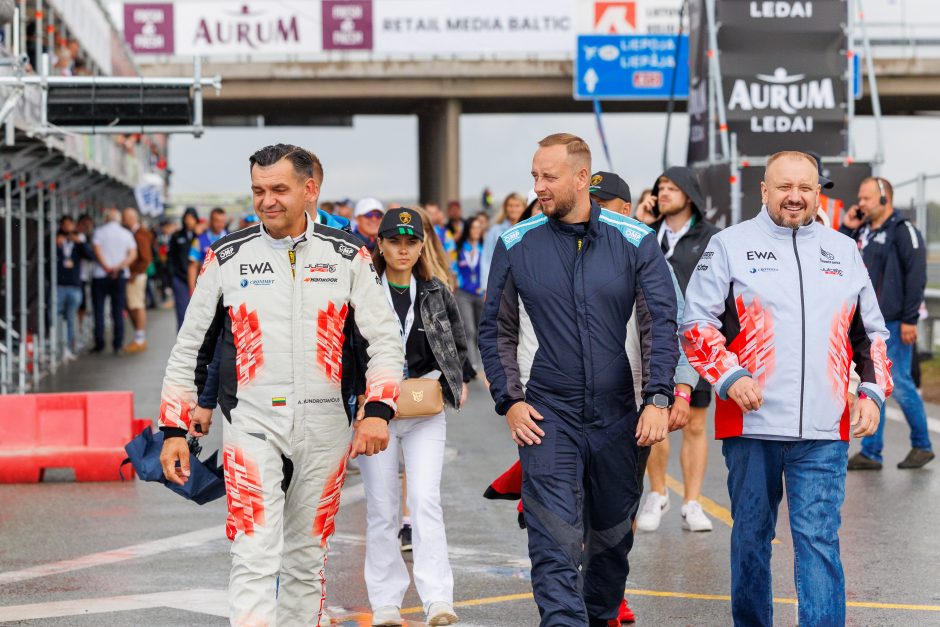 „Aurum 1006 km lenktynėse“ „Porsche“ vertėsi ant stogo, nuvertė TV bokštelį, kliudė žiūrovą