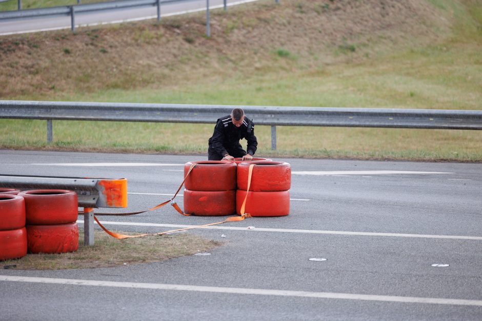 „Aurum 1006 km lenktynėse“ „Porsche“ vertėsi ant stogo, nuvertė TV bokštelį, kliudė žiūrovą