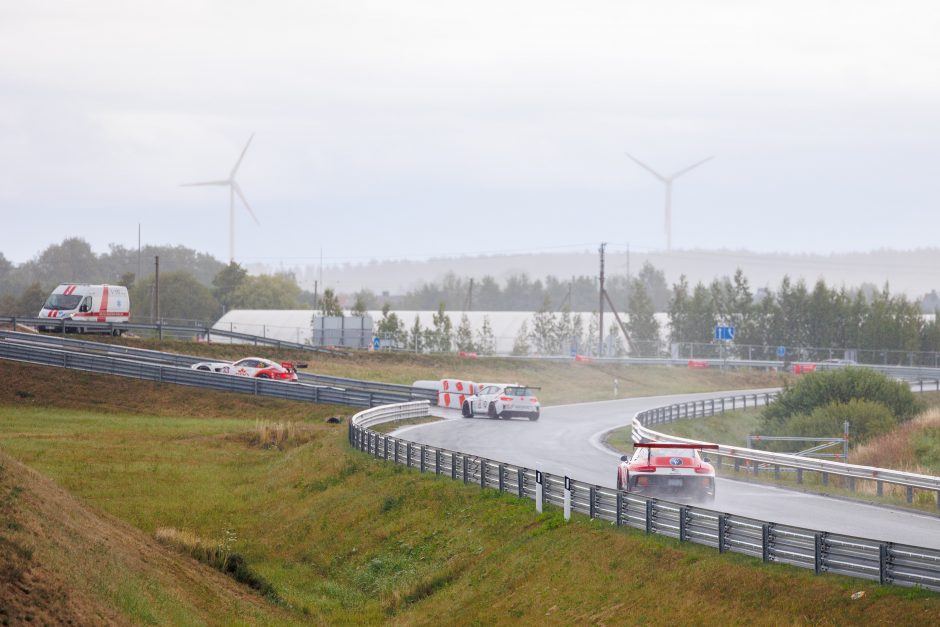 „Aurum 1006 km lenktynėse“ „Porsche“ vertėsi ant stogo, nuvertė TV bokštelį, kliudė žiūrovą