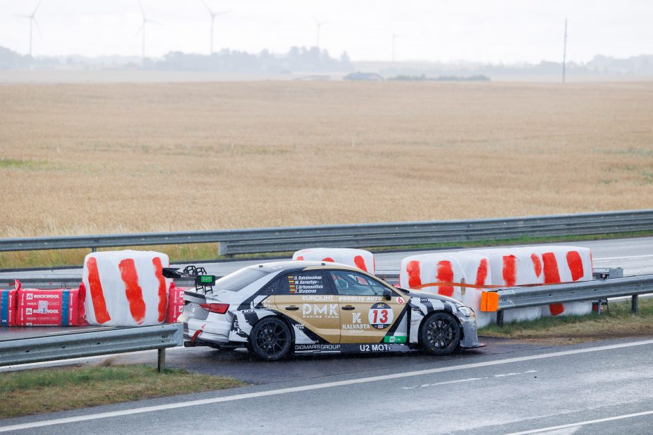 „Aurum 1006 km lenktynėse“ „Porsche“ vertėsi ant stogo, nuvertė TV bokštelį, kliudė žiūrovą