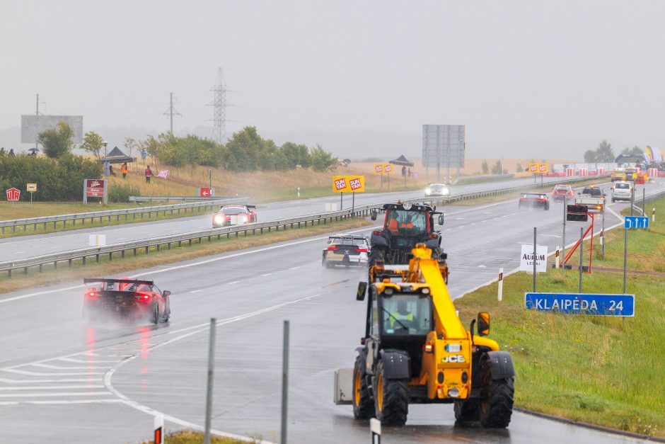 „Aurum 1006 km lenktynėse“ „Porsche“ vertėsi ant stogo, nuvertė TV bokštelį, kliudė žiūrovą