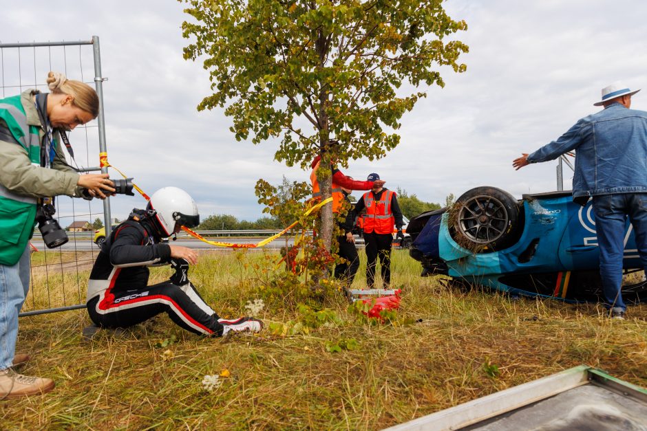 „Aurum 1006 km lenktynėse“ „Porsche“ vertėsi ant stogo, nuvertė TV bokštelį, kliudė žiūrovą