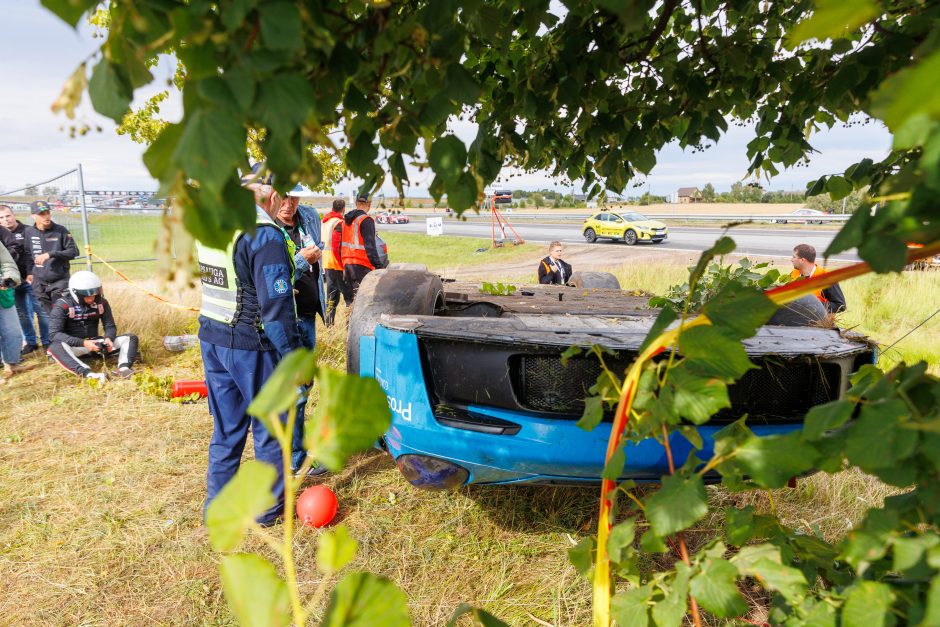 „Aurum 1006 km lenktynėse“ „Porsche“ vertėsi ant stogo, nuvertė TV bokštelį, kliudė žiūrovą