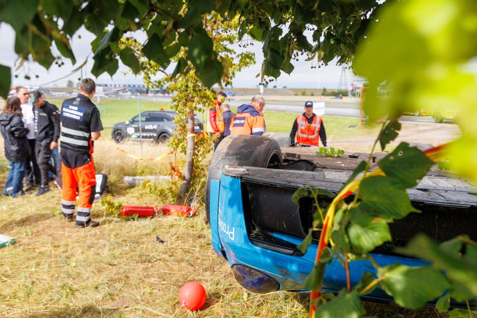 „Aurum 1006 km lenktynėse“ „Porsche“ vertėsi ant stogo, nuvertė TV bokštelį, kliudė žiūrovą