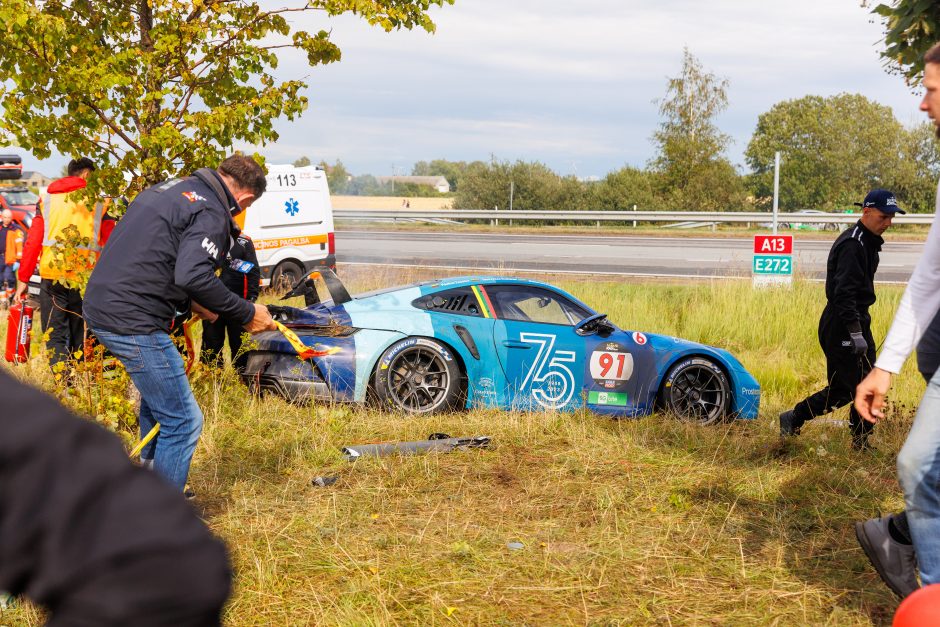 „Aurum 1006 km lenktynėse“ „Porsche“ vertėsi ant stogo, nuvertė TV bokštelį, kliudė žiūrovą