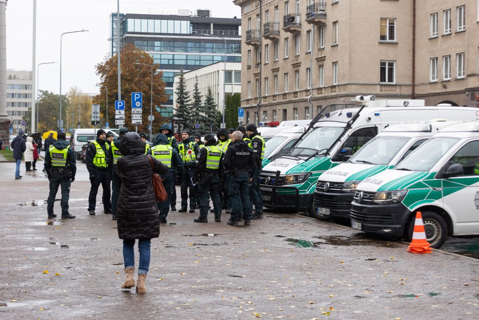 Tūkstantinis mitingas dėl NT mokesčio: uždaromas vienas iš Seimo įėjimų