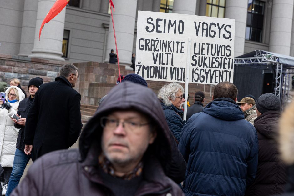 Tūkstantinis mitingas dėl NT mokesčio: uždaromas vienas iš Seimo įėjimų