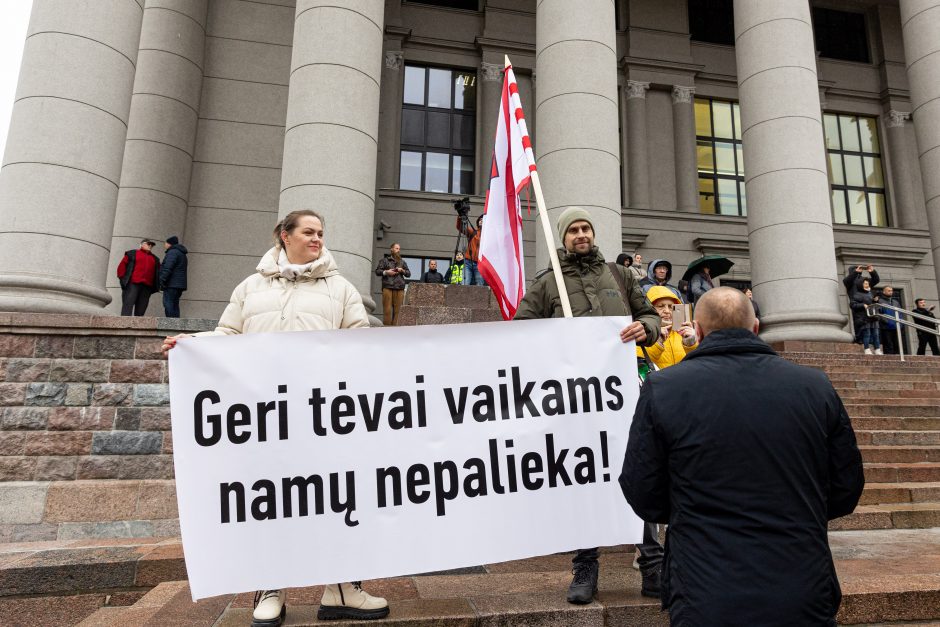 Tūkstantinis mitingas dėl NT mokesčio: uždaromas vienas iš Seimo įėjimų