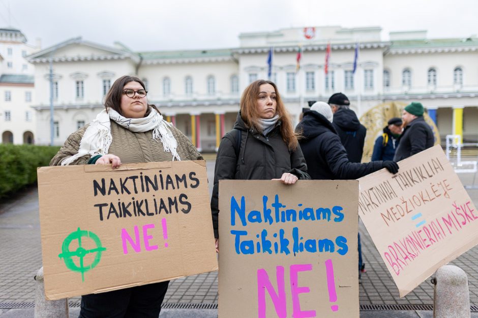 Daukanto aikštėje – demonstracija dėl naktinių taikiklių įteisinimo: prašo vetuoti Seimo sprendimą