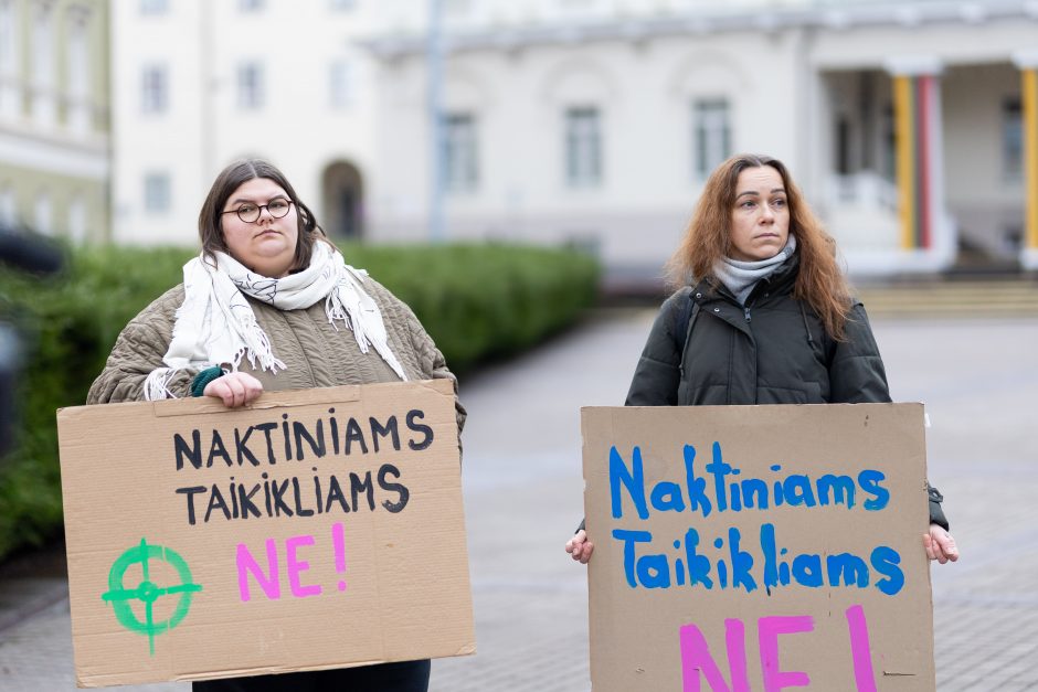 Daukanto aikštėje – demonstracija dėl naktinių taikiklių įteisinimo: prašo vetuoti Seimo sprendimą