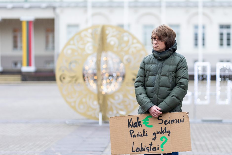 Daukanto aikštėje – demonstracija dėl naktinių taikiklių įteisinimo: prašo vetuoti Seimo sprendimą