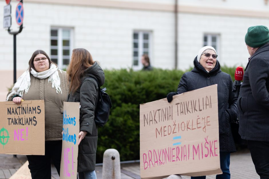 Daukanto aikštėje – demonstracija dėl naktinių taikiklių įteisinimo: prašo vetuoti Seimo sprendimą