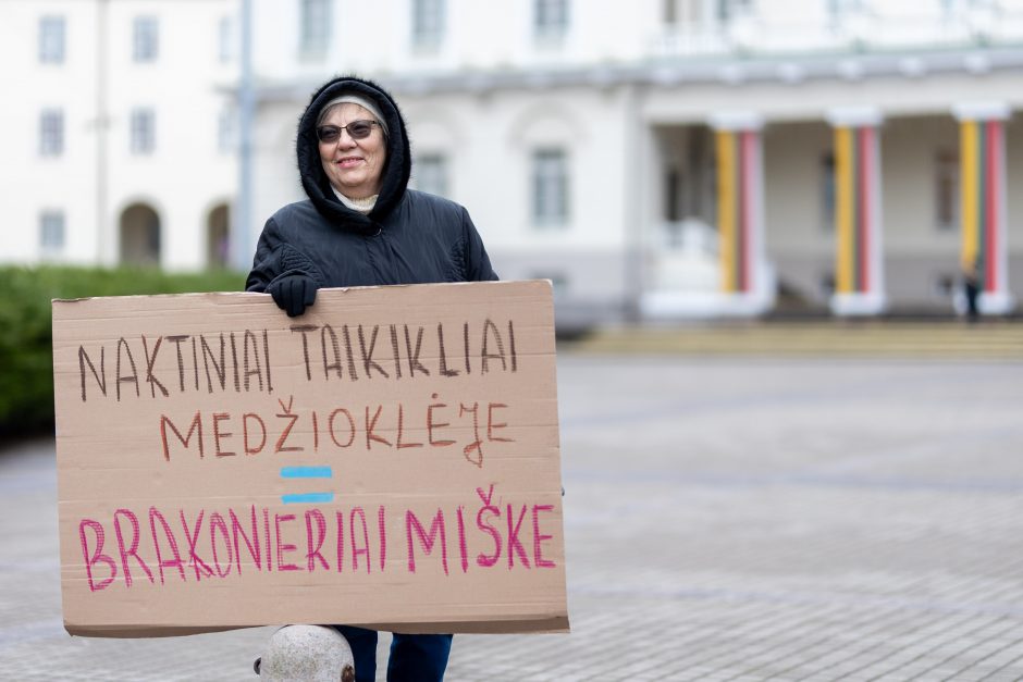 Daukanto aikštėje – demonstracija dėl naktinių taikiklių įteisinimo: prašo vetuoti Seimo sprendimą