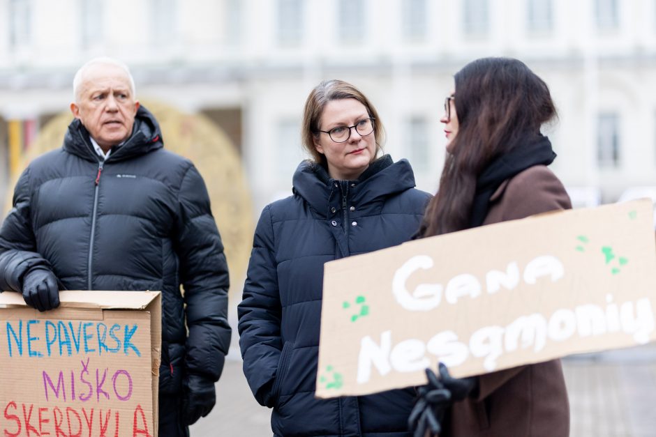 Daukanto aikštėje – demonstracija dėl naktinių taikiklių įteisinimo: prašo vetuoti Seimo sprendimą