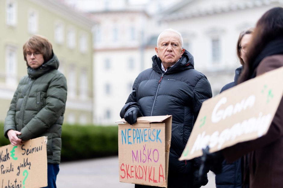 Daukanto aikštėje – demonstracija dėl naktinių taikiklių įteisinimo: prašo vetuoti Seimo sprendimą