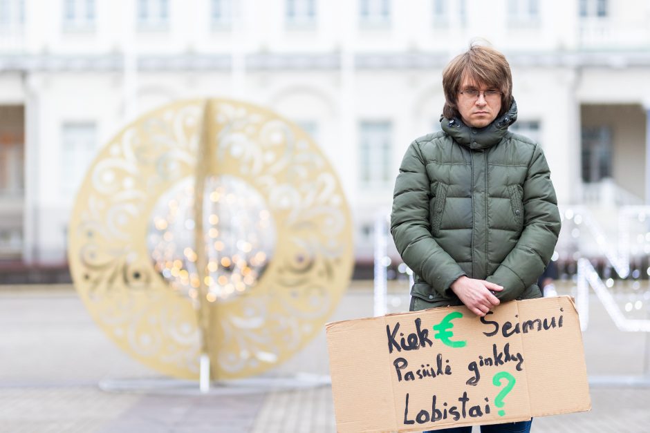 Daukanto aikštėje – demonstracija dėl naktinių taikiklių įteisinimo: prašo vetuoti Seimo sprendimą