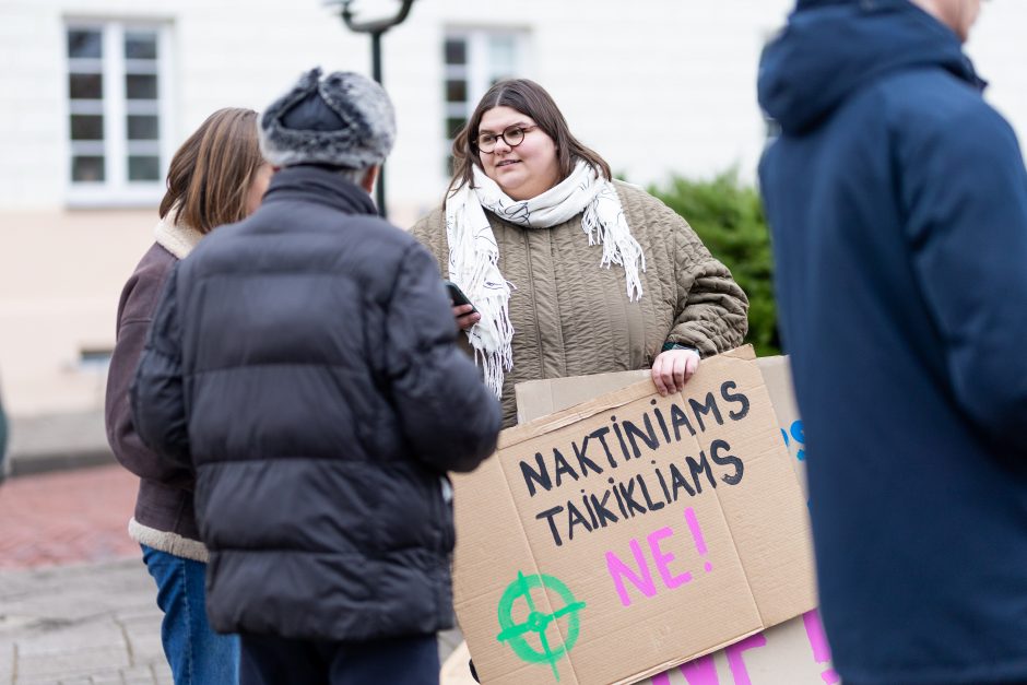 Daukanto aikštėje – demonstracija dėl naktinių taikiklių įteisinimo: prašo vetuoti Seimo sprendimą