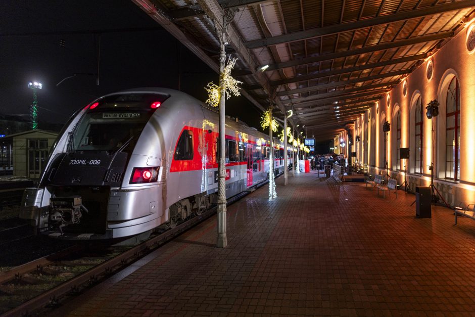 Paaiškino, kodėl negali džiaugtis traukiniu į Rygą: per anksti šauti šampaną