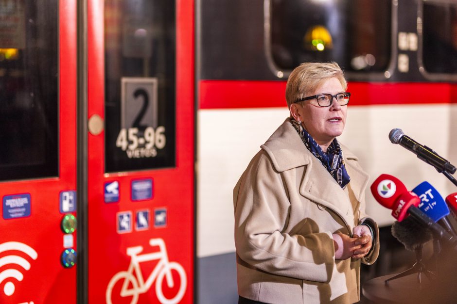 Paaiškino, kodėl negali džiaugtis traukiniu į Rygą: per anksti šauti šampaną