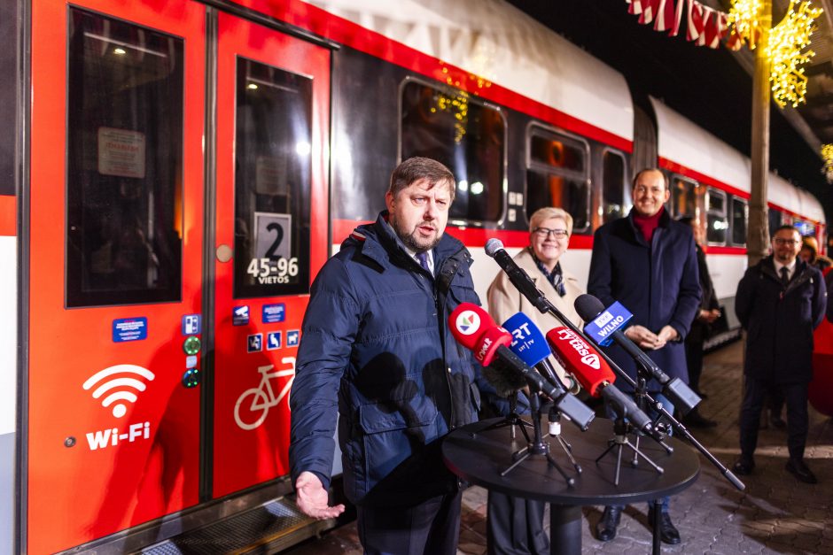 Paaiškino, kodėl negali džiaugtis traukiniu į Rygą: per anksti šauti šampaną