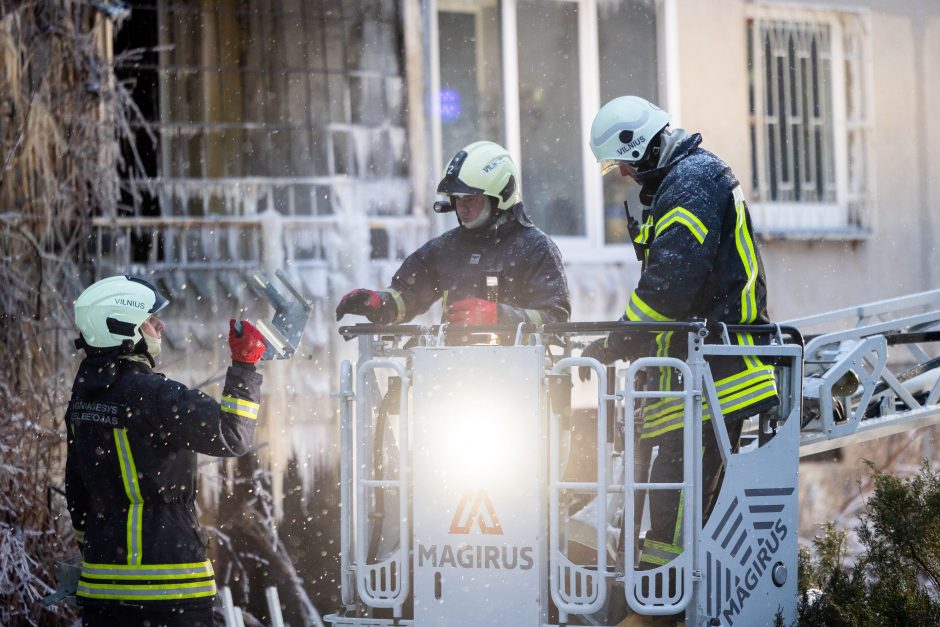 Ant žemės nuleistas Viršuliškėse žuvusio suaugusiojo kūnas, vaiko ištraukimas užtruks