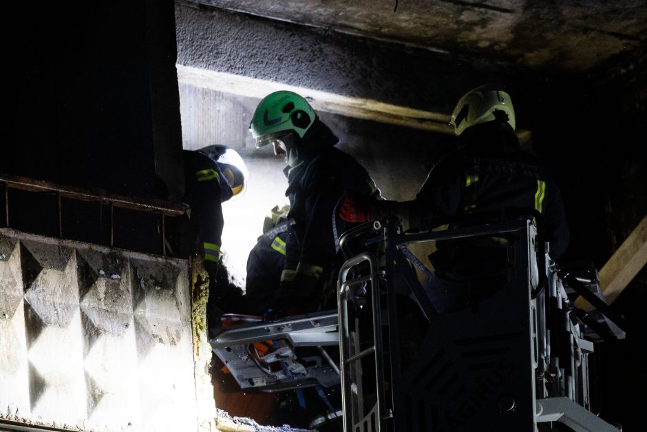 Ant žemės nuleistas Viršuliškėse žuvusio suaugusiojo kūnas, vaiko ištraukimas užtruks