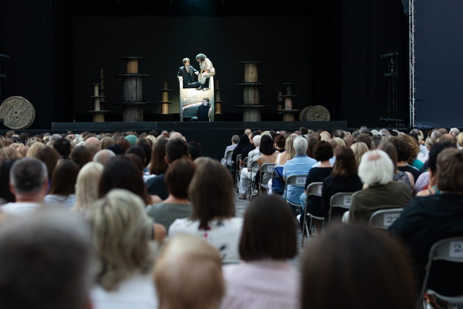 Žiūrovai rinkosi į OKT/Vilniaus miesto teatro spektaklį „Otelas“ festivalyje „Midsummer Vilnius’24“