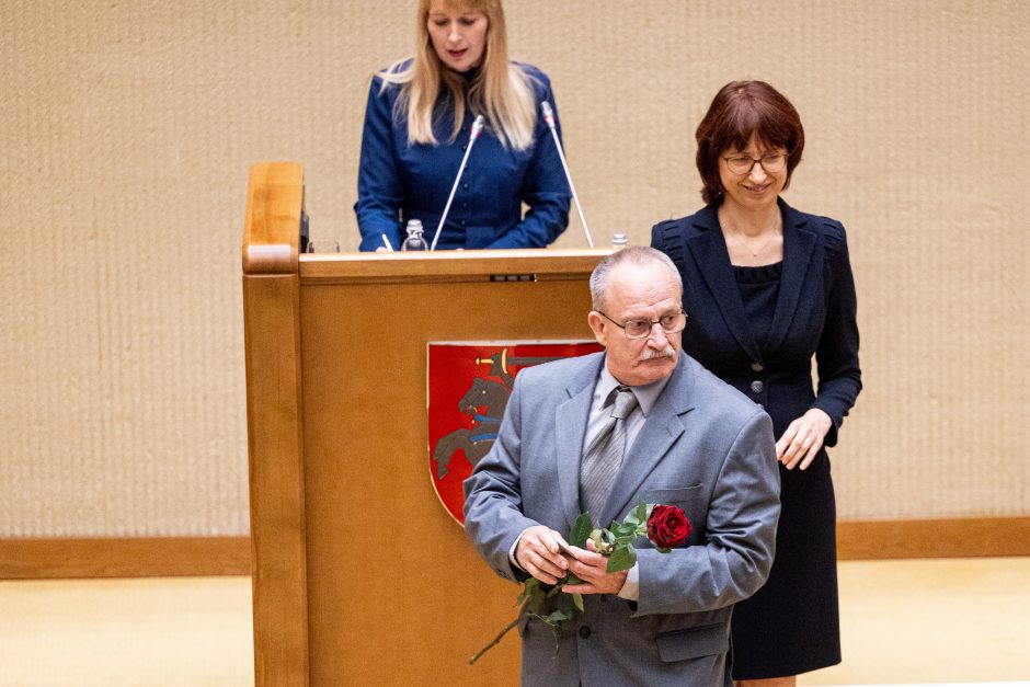 Naujos kadencijos parlamentarams įteikti Seimo nario pažymėjimai