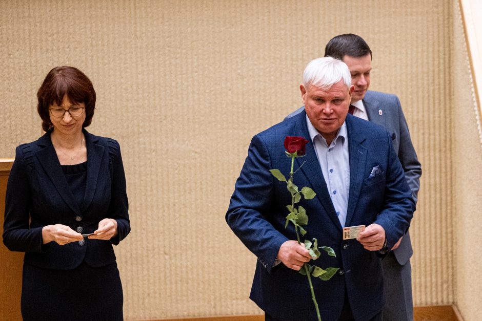 Naujos kadencijos parlamentarams įteikti Seimo nario pažymėjimai