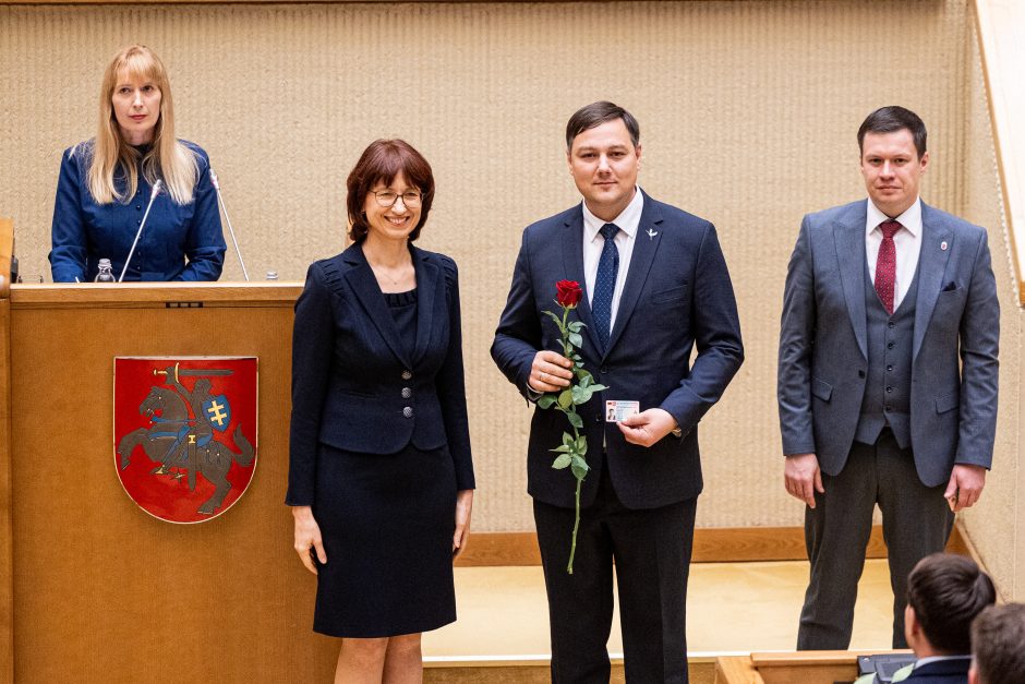 Naujos kadencijos parlamentarams įteikti Seimo nario pažymėjimai