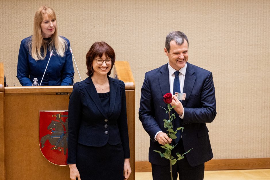 Naujos kadencijos parlamentarams įteikti Seimo nario pažymėjimai