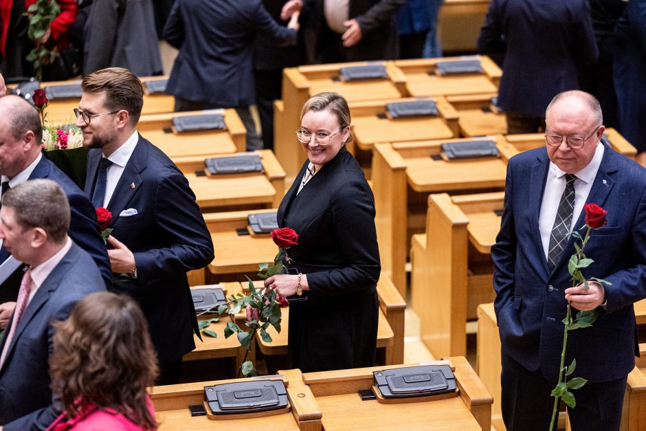 Naujos kadencijos parlamentarams įteikti Seimo nario pažymėjimai