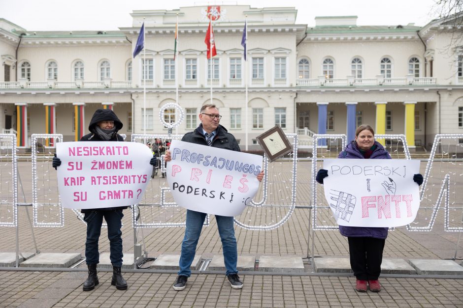 Prie Prezidentūros – protestas dėl Poderskio: „Nesiskaito su žmonėmis, kaip atsiskaitys su gamta?“ 