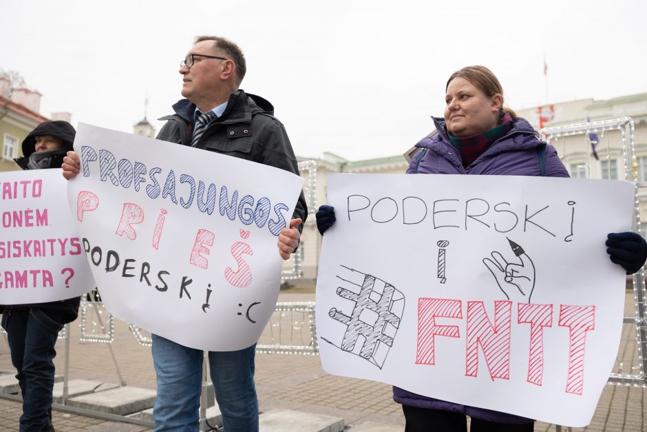 Prie Prezidentūros – protestas dėl Poderskio: „Nesiskaito su žmonėmis, kaip atsiskaitys su gamta?“ 