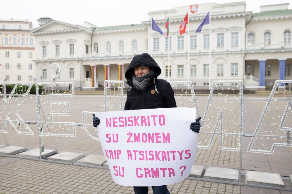 Prie Prezidentūros – protestas dėl Poderskio: „Nesiskaito su žmonėmis, kaip atsiskaitys su gamta?“ 