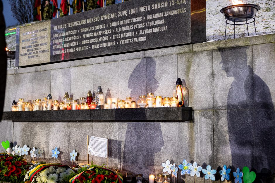 Atminimo laužų uždegimo ceremonija prie Vilniaus televizijos bokšto