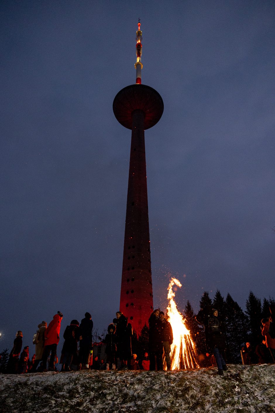 Atminimo laužų uždegimo ceremonija prie Vilniaus televizijos bokšto