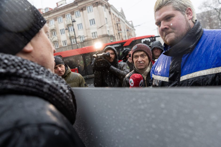 Vilniuje – aplinkosaugininkų kontroprotestas: „Gėda pelėda, paukščiai nebegieda“