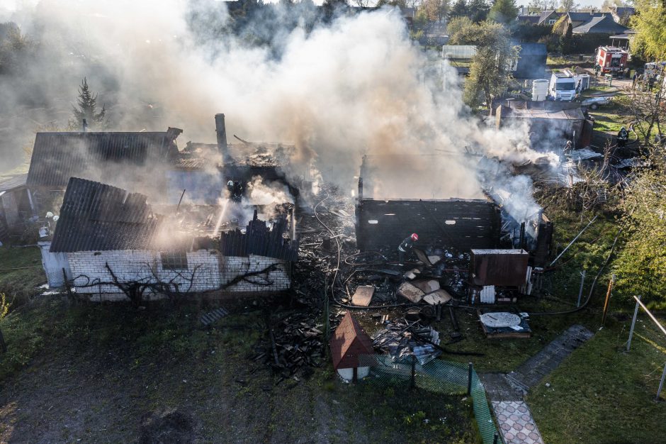 Vilniaus rajone degė trys pastatai: liepsnas malšino gausios ugniagesių pajėgos