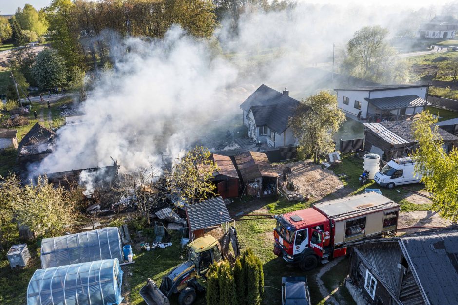 Vilniaus rajone degė trys pastatai: liepsnas malšino gausios ugniagesių pajėgos