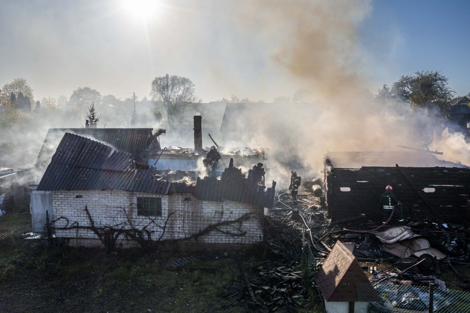 Vilniaus rajone degė trys pastatai: liepsnas malšino gausios ugniagesių pajėgos