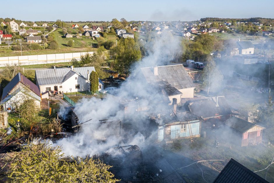 Vilniaus rajone degė trys pastatai: liepsnas malšino gausios ugniagesių pajėgos